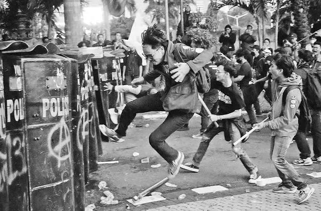 议 当地华人：多位政要住宅被洗劫CQ9电子游戏印尼爆发大规模抗(图1)